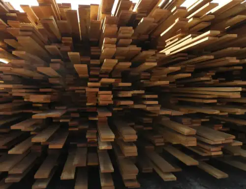 Jakie korzyści daje współpraca ze składem drewna przy budowie konstrukcji drewnianych?